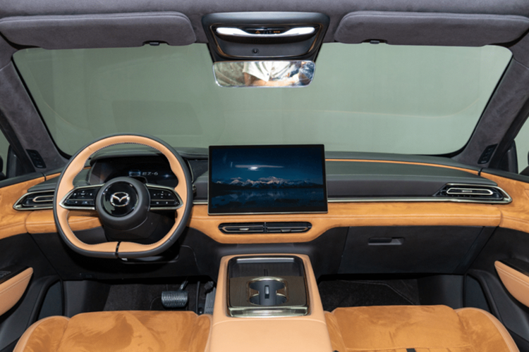 Phía sau, đèn hậu vẫn giữ lại 2 vòng tròn LED đặc trưng mỗi bên nhưng được bổ sung thêm dải LED vắt ngang nắp cốp. Ngoài ra, xe còn được trang bị cánh gió dạng đuôi vịt, được kích hoạt khi tốc độ đạt trên mức 90 km/h, giúp cải thiện khả năng khí động học.