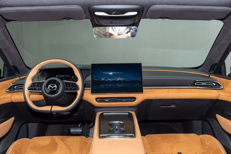 Phía sau, đèn hậu vẫn giữ lại 2 vòng tròn LED đặc trưng mỗi bên nhưng được bổ sung thêm dải LED vắt ngang nắp cốp. Ngoài ra, xe còn được trang bị cánh gió dạng đuôi vịt, được kích hoạt khi tốc độ đạt trên mức 90 km/h, giúp cải thiện khả năng khí động học.