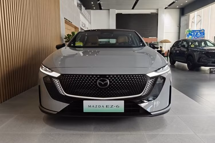 Mẫu xe sedan điện Mazda EZ-6 sở hữu chiều dài x rộng x cao lần lượt là 4.921 x 1.890 x 1.485 mm, lớn hơn đáng kể so với Mazda6 hiện tại (4.865 x 1.840 x 1.450 mm). Xe có thiết kế mang hơi hướng thể thao với trần xe vuốt dốc kiểu fastback.