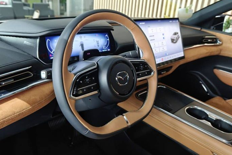 Mazda EZ-6 sở hữu không gian nội thất hiện đại, với điểm nhấn là màn hình giải trí cảm ứng kích thước 14,6 inch đặt giữa mặt taplo và bảng đồng hồ kỹ thuật số 10,2 inch. Xe được trang bị hệ thống âm thanh Sony cao cấp và vi xử lý Snapdragon 8155 phục vụ hệ thống giải trí.