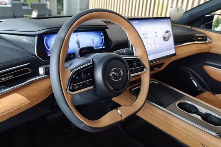 Mazda EZ-6 sở hữu không gian nội thất hiện đại, với điểm nhấn là màn hình giải trí cảm ứng kích thước 14,6 inch đặt giữa mặt taplo và bảng đồng hồ kỹ thuật số 10,2 inch. Xe được trang bị hệ thống âm thanh Sony cao cấp và vi xử lý Snapdragon 8155 phục vụ hệ thống giải trí.