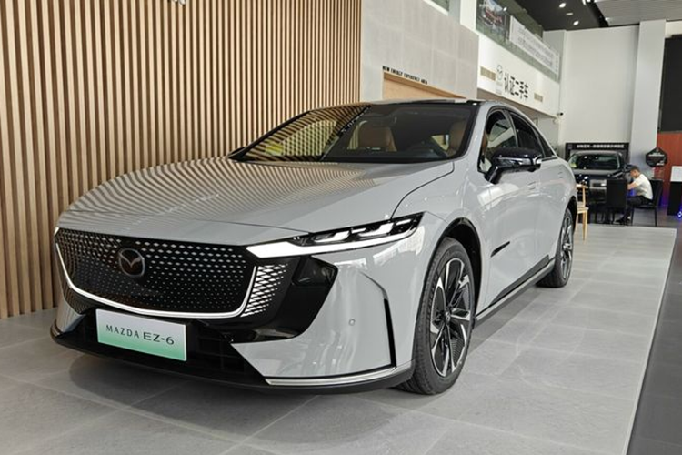 Mới đây, Mazda đã xác nhận ra mắt EZ-6 vào ngày 25/10 tại thị trường Trung Quốc. Đây là sản phẩm do thương hiệu ôtô Nhật Bản kết hợp với hãng xe Changan của Trung Quốc. Mazda EZ-6 2025 mới bản thương mại và sẽ được phân phối với 2 phiên bản gồm xe thuần điện (BEV) và xe điện mở rộng phạm vi (EREV).