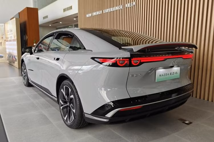 EZ-6 EREV cũng được tích hợp sạc nhanh, cho phép tăng dung lượng pin từ 30% lên 80% trong 20 phút. Phiên bản thuần điện của Mazda EZ-6 được trang bị động cơ điện MSED04 190 kW đặt ở trục sau với hai lựa chọn pin 56.1 kWh hoặc 68.8 kWh, cho phạm vi di chuyển lần lượt là 480 km hoặc 600 km.