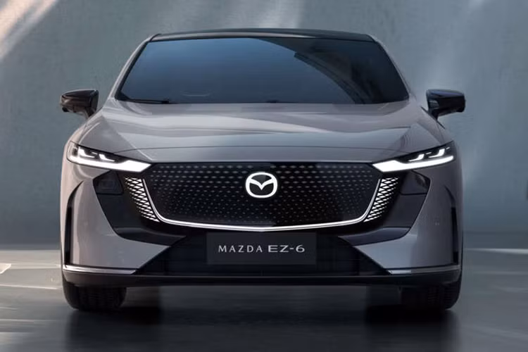 Đầu xe gây ấn tượng với cụm lưới tản nhiệt giả có thiết kế kiểu 3D, đi kèm dải đèn LED phát sáng ở quanh viền. Ở hai bên là cụm đèn chiếu sáng ban ngày thanh mảnh mang đặc trưng của Mazda. Trong khi đó, đèn pha chính được tách rời, đặt thấp xuống phía dưới.