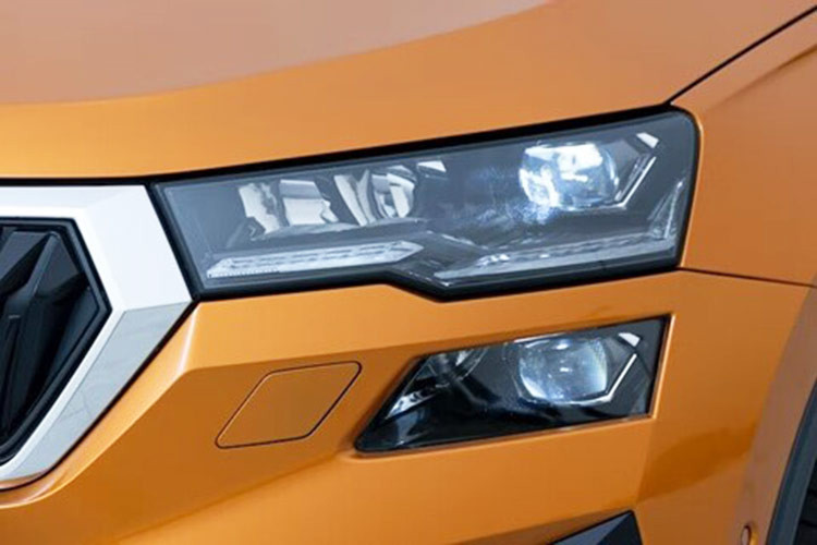 Với giá bán mới, Skoda Karoq đã rút ngắn khoảng cách với các đối thủ cùng phân khúc như Mazda CX-5 (749 - 979 triệu), Hyundai Tucson (769 - 919 triệu) và Ford Territory (799 - 929 triệu đồng).