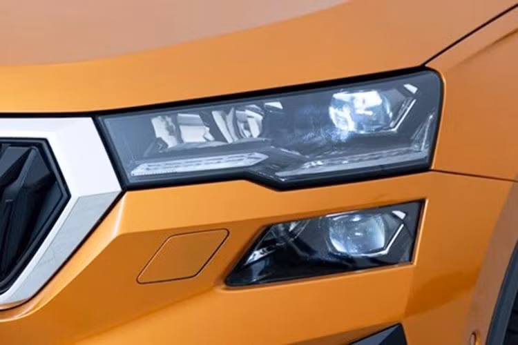 Với giá bán mới, Skoda Karoq đã rút ngắn khoảng cách với các đối thủ cùng phân khúc như Mazda CX-5 (749 - 979 triệu), Hyundai Tucson (769 - 919 triệu) và Ford Territory (799 - 929 triệu đồng).