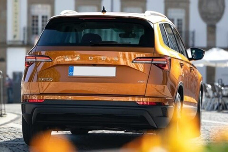 Cụ thể, Skoda Karoq giảm giá 110 triệu đồng ở bản Ambition 1.4 TSI tiêu chuẩn và 80 triệu đồng ở bản Style 1.4 TSI. Giá bán sau ưu đãi của 2 bản này lần lượt là 889 triệu và 1,009 tỷ đồng.