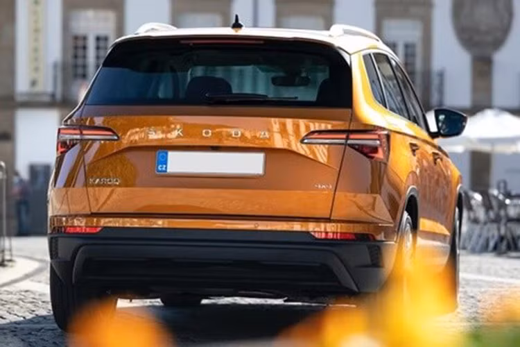 Cụ thể, Skoda Karoq giảm giá 110 triệu đồng ở bản Ambition 1.4 TSI tiêu chuẩn và 80 triệu đồng ở bản Style 1.4 TSI. Giá bán sau ưu đãi của 2 bản này lần lượt là 889 triệu và 1,009 tỷ đồng.