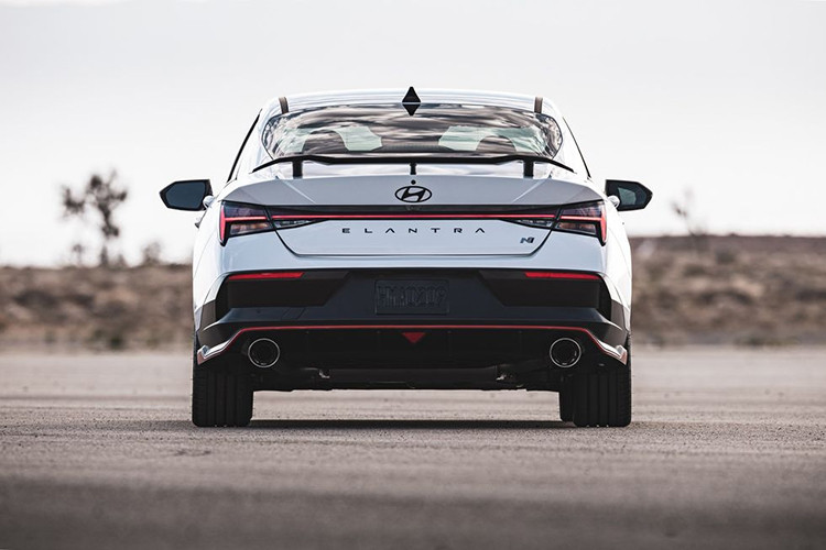 Thay đổi lớn nhất trên mẫu xe sedan Hyundai Elantra N 2024 chính là phần cản trước hầm hố kết hợp cụm đèn pha thiết kết mới, đem lại diện mạo khác biệt hoàn toàn so với chính phiên bản tiền nhiệm.