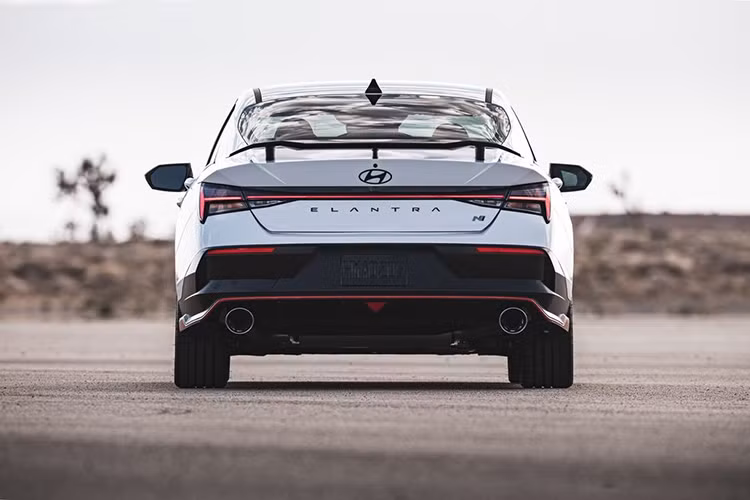 Thay đổi lớn nhất trên mẫu xe sedan Hyundai Elantra N 2024 chính là phần cản trước hầm hố kết hợp cụm đèn pha thiết kết mới, đem lại diện mạo khác biệt hoàn toàn so với chính phiên bản tiền nhiệm.