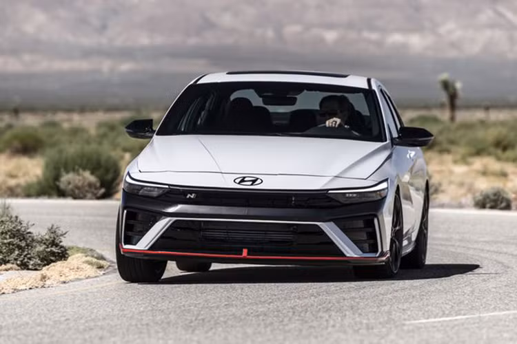 Mặc dù giá bán tăng so với năm ngoái, tuy nhiên Hyundai Elantra N 2024 mới vẫn có giá bán hấp dẫn, dễ dàng cạnh tranh với các đối thủ trực tiếp là Toyota GR Corolla và Honda Civic Type R, trong khi giá bán vẫn cao hơn hai đối thủ Volkswagen Golf GTI và Subaru WRX.