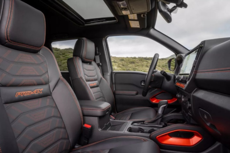 Ngoài những khác biệt trên thì tất cả các phiên bản đều được trang bị vô-lăng 4 chấu có thể điều chỉnh và cửa sổ sau dạng trượt.