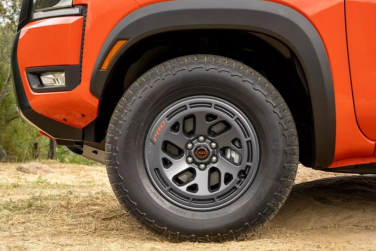 Nissan cũng bổ sung cho mẫu bán tải tùy chọn màu sơn mới mang tên Afterburn Orange để giúp người dùng có thêm nhiều lựa chọn. Về nội thất, từ phiên bản SV trở lên, Navara 2025 sẽ được trang bị ghế lái chỉnh điện sáu hướng và màn hình giải trí 12,3 inch, hỗ trợ kết nối không dây với Android Auto hoặc Apple CarPlay.