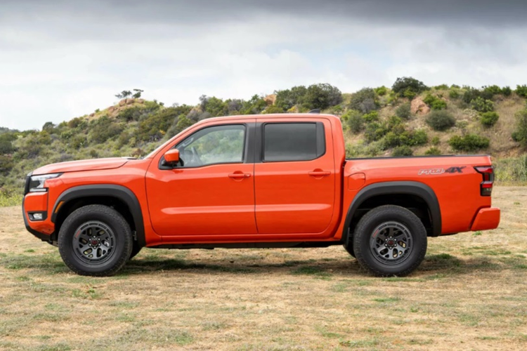 Ở lần nâng cấp giữa vòng đời này, Navara cũng được bổ sung thêm các trang bị an toàn như: cảnh báo chệch làn đường, giám sát điểm mù, cảnh báo va chạm từ phía sau, cảm biến đỗ xe phía sau, đèn pha tự động và kiểm soát hành trình thích ứng.