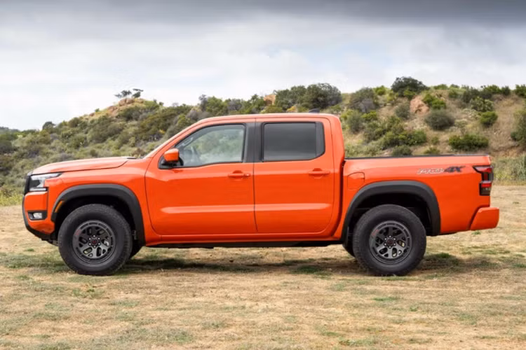 Ở lần nâng cấp giữa vòng đời này, Navara cũng được bổ sung thêm các trang bị an toàn như: cảnh báo chệch làn đường, giám sát điểm mù, cảnh báo va chạm từ phía sau, cảm biến đỗ xe phía sau, đèn pha tự động và kiểm soát hành trình thích ứng.