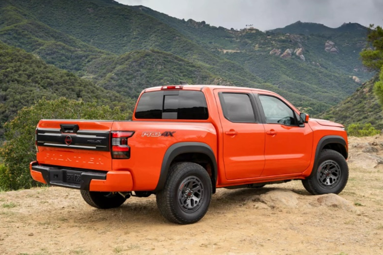 Nằm dưới nắp capo của Nissan Navara 2025 tại thị trường Mỹ vẫn là động cơ V6 3.8L, cho công suất 310 mã lực và mô-men xoắn 381 Nm. Sức mạnh được truyền đến bánh xe phía sau hoặc cả bốn bánh thông qua hộp số tự động chín cấp.