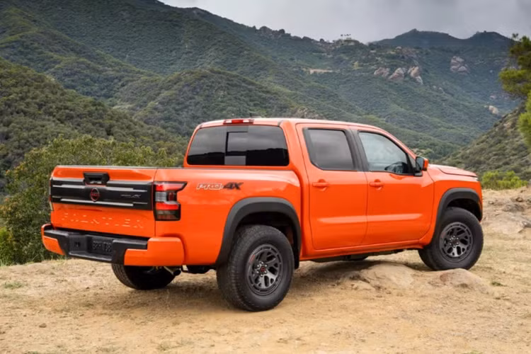 Nằm dưới nắp capo của Nissan Navara 2025 tại thị trường Mỹ vẫn là động cơ V6 3.8L, cho công suất 310 mã lực và mô-men xoắn 381 Nm. Sức mạnh được truyền đến bánh xe phía sau hoặc cả bốn bánh thông qua hộp số tự động chín cấp.