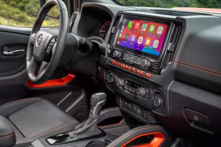 Phiên bản PRO-X/PRO-4X và SL có ghế chỉnh điện bốn hướng, còn phiên bản SL được trang bị bộ sạc điện thoại không dây cùng hệ thống camera 360 độ.