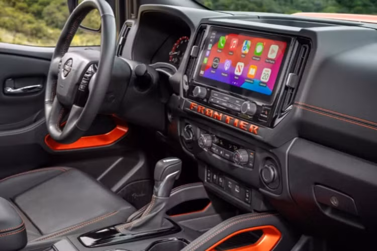 Phiên bản PRO-X/PRO-4X và SL có ghế chỉnh điện bốn hướng, còn phiên bản SL được trang bị bộ sạc điện thoại không dây cùng hệ thống camera 360 độ.