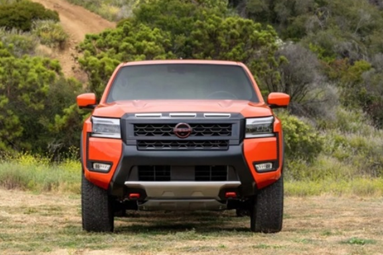 Điểm thay đổi dễ nhận thấy nhất trên xe bán tải Nissan Navara 2025 chính là ở khu vực đầu xe với lưới tản nhiệt và cản trước được thiết kế lại. Mâm xe 17 inch cũng được tạo hình thể thao, khỏe khoắn hơn.