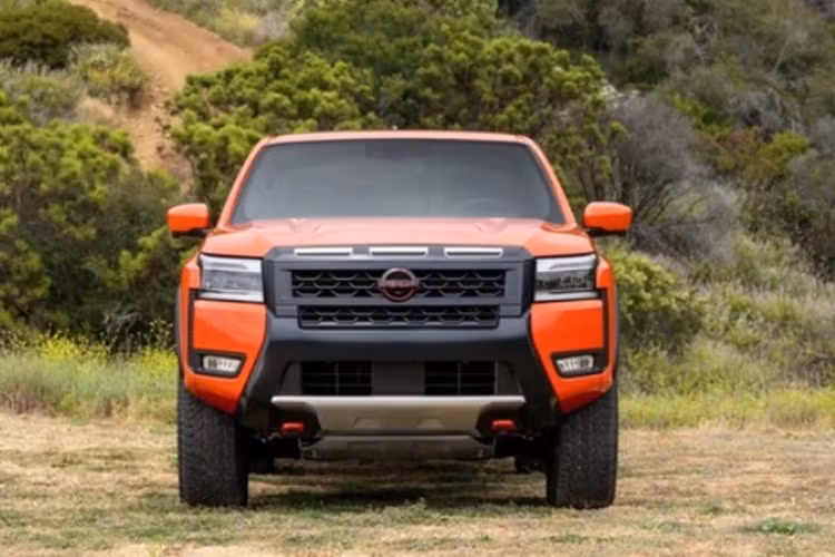 Điểm thay đổi dễ nhận thấy nhất trên xe bán tải Nissan Navara 2025 chính là ở khu vực đầu xe với lưới tản nhiệt và cản trước được thiết kế lại. Mâm xe 17 inch cũng được tạo hình thể thao, khỏe khoắn hơn.