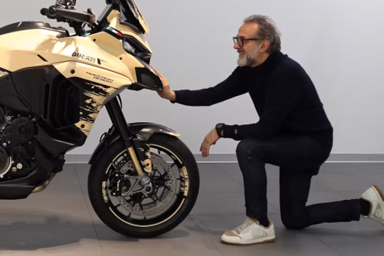 Chương trình này cho phép Ducatisti tạo ra chiếc xe máy trong mơ của họ, tương tác trực tiếp với các nhà thiết kế Centro Stile của Ducati và tiếp cận các vật liệu tốt, lớp hoàn thiện độc quyền và đặc biệt về màu sắc.