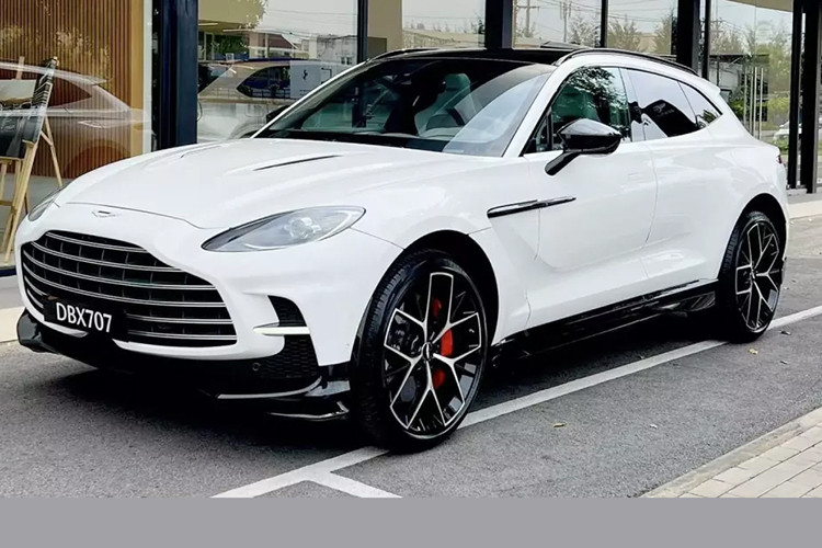 Cách đây 2 tuần, thông tin Aston Martin DBX707 thứ 4 về Việt Nam, đã nhanh chóng thu hút sự quan tâm của cộng đồng mạng, cũng như giới mê xe trong nước, đây được xem là đối thủ xứng tầm của Lamborghini Urus Performante có giá chỉ từ 16,5 tỷ đồng tại Việt Nam.