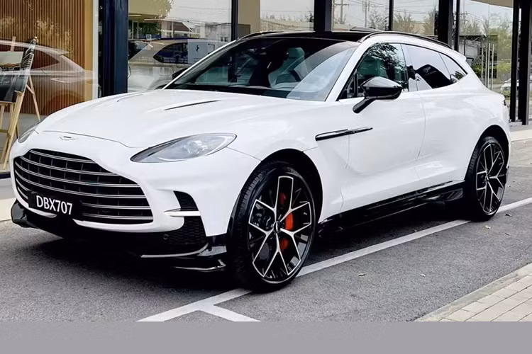 Cách đây 2 tuần, thông tin Aston Martin DBX707 thứ 4 về Việt Nam, đã nhanh chóng thu hút sự quan tâm của cộng đồng mạng, cũng như giới mê xe trong nước, đây được xem là đối thủ xứng tầm của Lamborghini Urus Performante có giá chỉ từ 16,5 tỷ đồng tại Việt Nam.