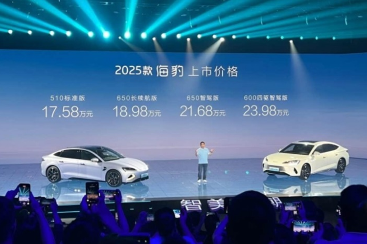 Về nội thất, các chi tiết bên trong khoang cabin cũng được thiết kế lại nhìn khá hiện đại như: vô lăng đáy phẳng bốn chấu và màn hình điều khiển trung tâm cỡ lớn có thể xoay một cách tiện lợi. Tất cả phiên bản của BYD Seal 2025 đều trang bị 13 túi khí và màn hình hiển thị trên kính lái W-HUD.