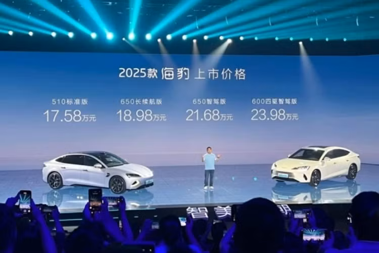 Về nội thất, các chi tiết bên trong khoang cabin cũng được thiết kế lại nhìn khá hiện đại như: vô lăng đáy phẳng bốn chấu và màn hình điều khiển trung tâm cỡ lớn có thể xoay một cách tiện lợi. Tất cả phiên bản của BYD Seal 2025 đều trang bị 13 túi khí và màn hình hiển thị trên kính lái W-HUD.