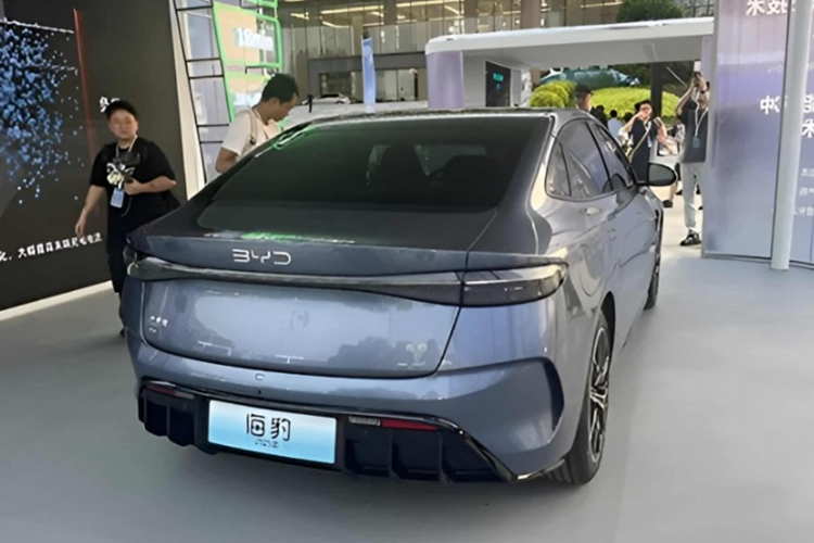 Cung cấp sức mạnh cho BYD Seal 2025 là 2 tùy chọn động cơ: Phiên bản tiêu chuẩn được trang bị một động cơ điện ở trục sau cho công suất 228 mã lực. Phiên bản cao cấp nhất của BYD Seal được trang bị hai mô tơ điện cho công suất 523 mã lực và mô-men xoắn cực đại 670 Nm.