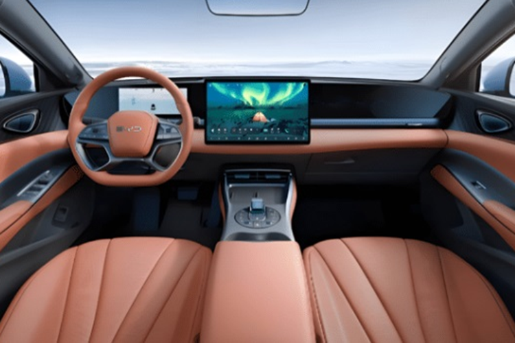 Về trang bị an toàn, BYD Seal được bổ sung cảm biến LiDAR trên nóc giúp các chức năng của hệ thống hỗ trợ lái xe tiên tiến (ADAS) hoạt động hiệu quả hơn. Xe còn được tích hợp hệ thống DiPilot 300 cấp độ 2+, bao gồm các tính năng Điều hướng Tự động trên Đường cao tốc (NOA) và Đỗ xe Tự động (AVP).