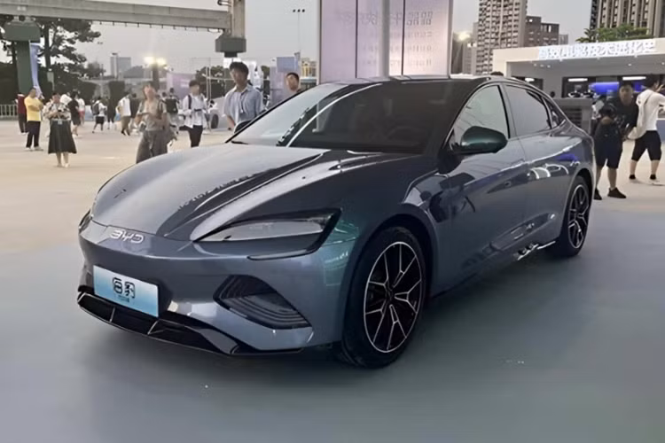  BYD Seal 2025 mới được xây dựng trên nền tảng e-Platform 3.0 Evo, giống như mẫu Sealion 07. Kích thước của Seal 2025 vẫn giữ nguyên với chiều dài 4.800 mm, chiều rộng 1.875 mm, chiều cao 1.460 mm và chiều dài cơ sở 2.920 mm.