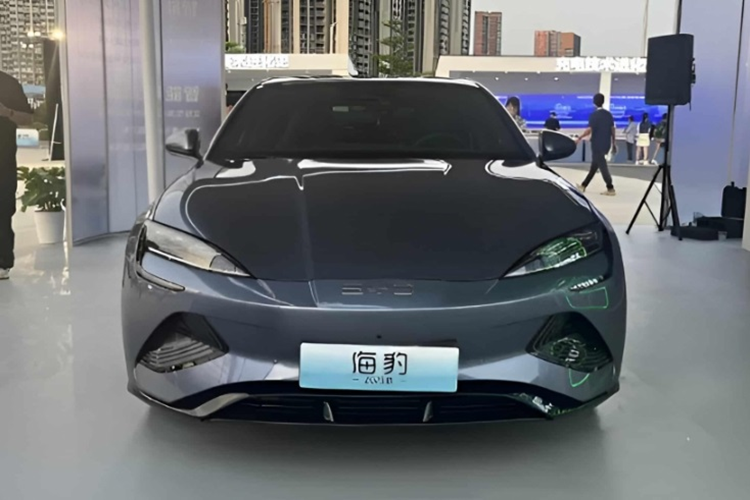 Mẫu xe sedan điện BYD Seal 2025 sẽ có thêm tùy chọn màu sơn ngoại thất hồng. Thiết kế ngoại thất của xe cũng được tinh chỉnh một số chỗ. Cụ thể, dòng chữ “Build Your Dreams” trên cốp xe đã được thay thế bằng logo đỏ của BYD.