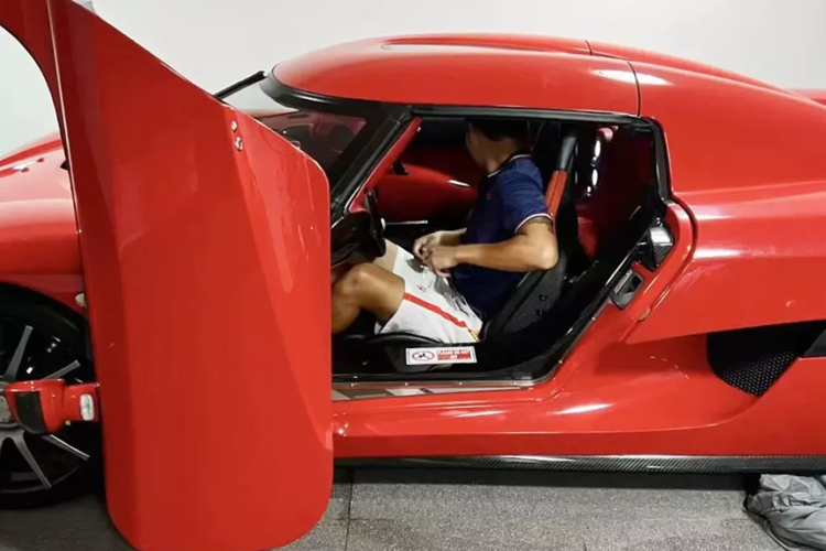 Trong các bức ảnh mới nhất về chiếc siêu xe triệu đô Koenigsegg CCX này, đã giúp cho giới mê xe có thể nhìn ngắm 1 phần nhỏ nội thất của xe, đó là ghế ngồi bọc da màu đen đỏ, không phải da Alcantara hay chất liệu ghế cao cấp như ngày nay, đơn giản là vì Koenigsegg CCX đã ra đời cách đây gần 20 năm về nước, và lúc này, hãng còn khá non trẻ.