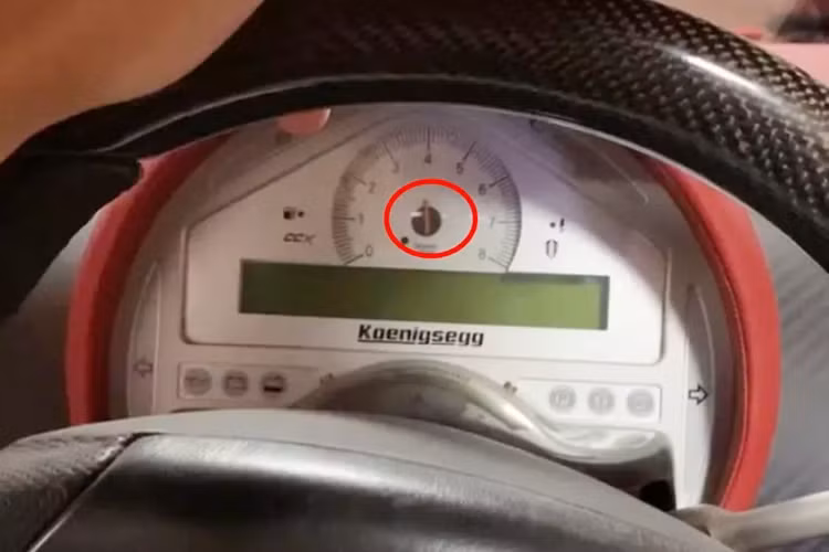 Chủ nhân của chiếc siêu xe Koenigsegg CCX được đồn đoán là 1 doanh nhân Hải Phòng, kể từ khi vận chuyển xe vào Sài thành từ 2 năm trước, để các kỹ sư của hãng xe Koenigsegg bay sang Việt Nam sửa, chiếc chiếc siêu xe Koenigsegg CCX vẫn định cư ở trong Nam.