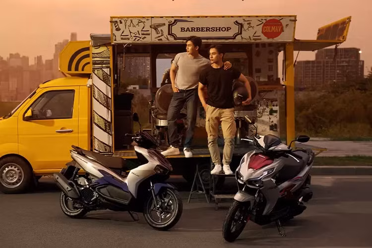 Honda Việt Nam đã giới thiệu phiên bản mới của dòng xe Honda Air Blade 160 và 125. Ở phiên bản mới, mẫu xe ga này có thêm hai phiên bản mới cùng bảng màu đa dạng và phá cách hơn.