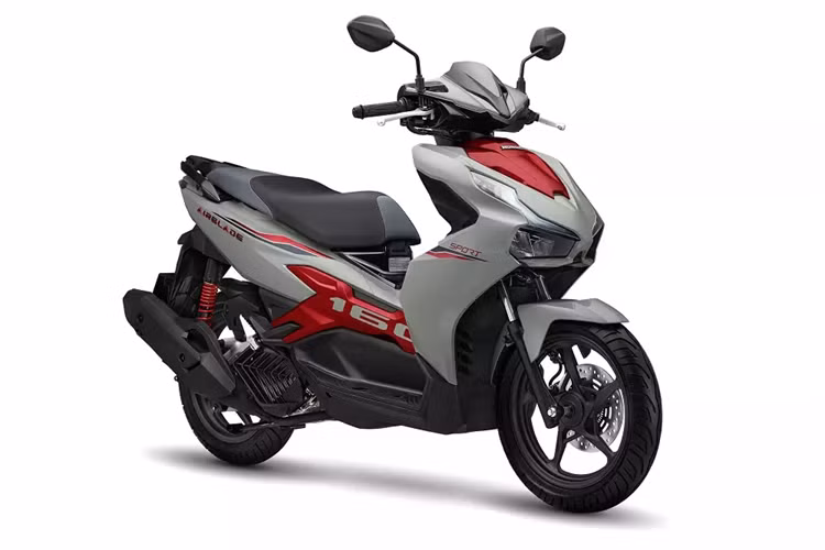 Cụ thể, Honda Air Blade 2025 mới có thêm 2 phiên bản là Thể thao và Cao cấp. Bên cạnh đó là tem mới in số 125 và 160, tạo hiệu ứng thị giác ấn tượng hơn. Phiên bản Thể thao là sự pha trộn đầy sống động giữa những gam màu xám xi măng, đỏ và đen.