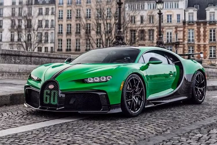 Động cơ này tạo ra công suất tối đa 1.479 mã lực nhưng tại tua máy 6.900 vòng/phút. Nhờ đó, Bugatti Chiron Pur Sport có thể tăng tốc từ 60-120 km/h trong thời gian nhanh hơn 2 giây so với bản tiêu chuẩn. Tuy nhiên, tốc độ tối đa của siêu xe này lại giảm xuống còn 350 km/h. Thêm vào đó là lượng xăng tiêu thụ trung bình 22,5 lít/100 km.