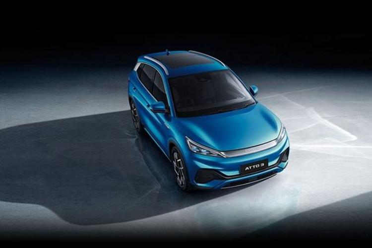 Hồi giữa năm 2023, trang chủ của BYD tại Việt Nam còn đăng tải hình ảnh mẫu Atto 3 kèm dòng trạng thái "We are coming (Chúng tôi sẽ sớm xuất hiện)". Như vậy, Atto 3 nhiều khả năng sẽ là mẫu xe đầu tiên được mở bán tại Việt Nam.