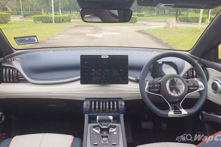 Xe có hai tùy chọn pin 49,92 kWh hoặc 60,48 kWh, đem lại phạm vi di chuyển tối đa lần lượt là 410 km và 480 km sau mỗi lần sạc đầy. Tại Thái Lan, xe có 2 phiên bản, với giá bán lần lượt là 1,1 và 1,2 triệu baht, tương đương 740 và 810 triệu đồng.