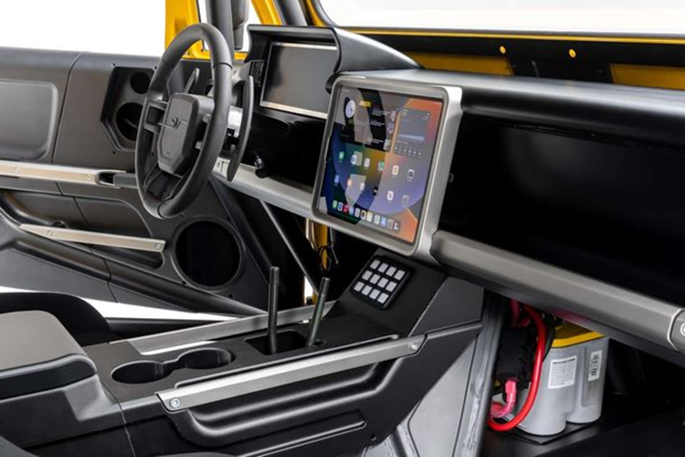 Cho dù hệ truyền động nào, sức mạnh đều được truyền tới cả bốn bánh thông qua hộp chuyển số với dải cao và thấp, đồng thời bổ sung khóa vi sai trước và sau. Theo Scarbo Vintage, SV Rover đặc biệt này được trang bị hệ thống treo khí nén có khả năng điều chỉnh khoảng sáng gầm.