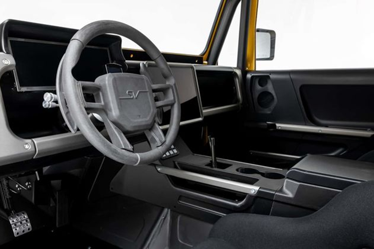 Khách hàng có thể lựa chọn giữa động cơ V8 tăng áp đặt giữa sản sinh công suất 1.100 mã lực, đi kèm hộp số tự động chuyển số 8 cấp hoặc hệ truyền động điện 1.005 mã lực và bộ pin 75 kwh.