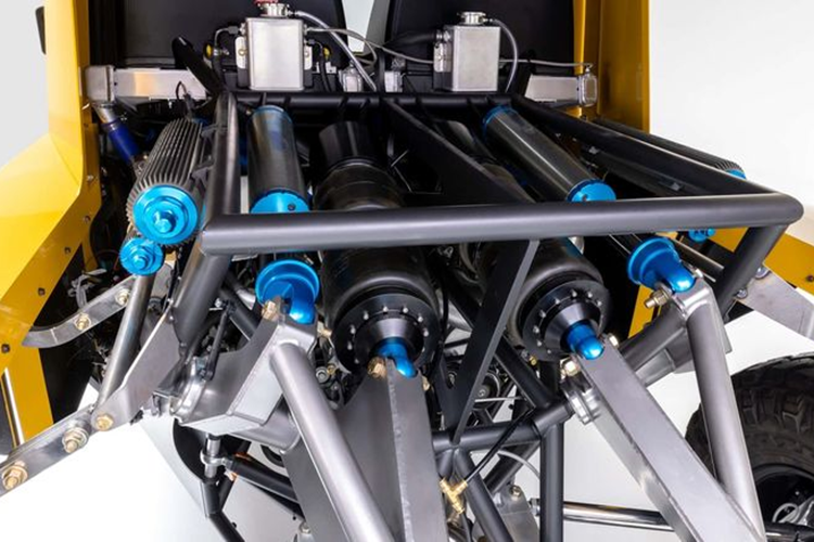 Ở phía dưới là bộ lốp 40 inch gắn trên mâm 20 inch và phanh gốm carbon Brembo 6 piston 15,7 inch. Bên trong, xe được trang bị cụm đồng hồ kỹ thuật số 12,3 inch, màn hình giải trí 12,8 inch và các tính năng tiện lợi tối thiểu bao gồm điều hòa khí hậu tự động, khóa cửa chỉnh điện và cửa sổ chỉnh điện.