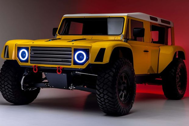 Chiếc SUV Land Rover cổ điển này có tên riêng là SV Rover, được thiết kế để tranh tài tại giải đua xe trên băng quốc tế FAT ở Aspen, Colorado, Mỹ. Mặc dù mang kiểu dáng cổ điển nhưng SV Rover đã được hãng độ thiết kế lại gần như toàn bộ.