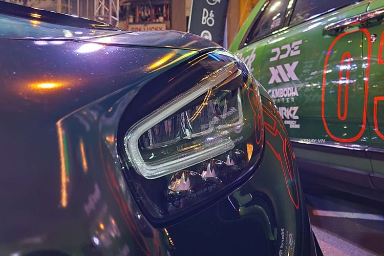 Ngoài ra, để “hoà nhập” với dàn siêu xe tham dự Gumball 3000 2024, chủ sở hữu còn dán loạt decal ký tự, con số, logo trên khắp ngoại thất của Mercedes-AMG GT Black Series P One Edition.