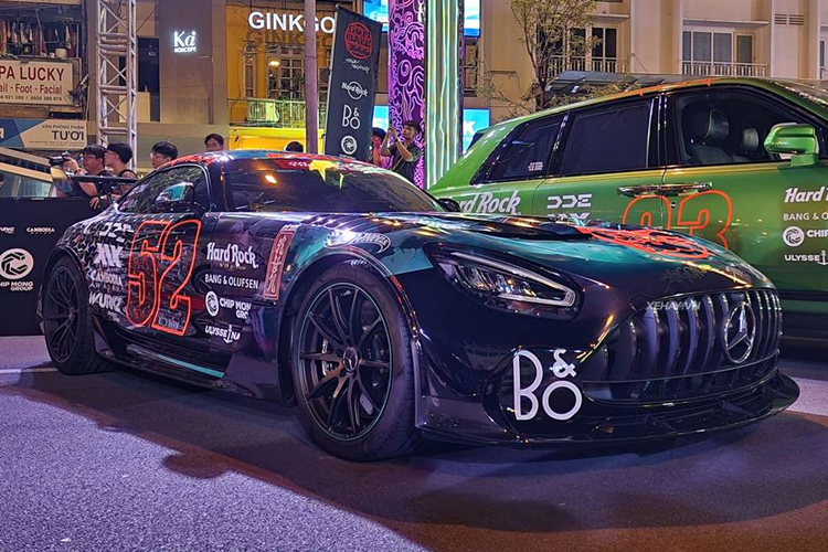 Theo đại diện Ban Tổ chức, số tiền quyên góp được sẽ chuyển đến Mặt trận tổ quốc Quận 1. Mặc dù số lượng siêu xe tham gia hành trình Gumball 3000 2024 khá nhiều, nhưng vẫn có một số cái tên được giới mê xe đặc biệt quan tâm và mong chờ được mục sở thị. Điển hình là Mercedes-AMG GT Black Series P One Edition hàng khủng trong bài.