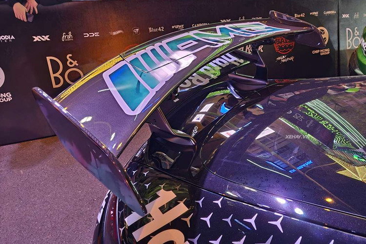 Ngoài việc sở hữu màu “áo” đặc biệt, chiếc xe còn có các điểm nhấn ở viền và bánh xe mang màu Petronas. Mâm xe có kích thước 19 inch ở phía trước và 20 inch ở phía sau, được bao bởi bộ lốp Michelin Pilot Sport Cup 2 R có kích thước 295/35 phía trước và 335/30 phía sau.