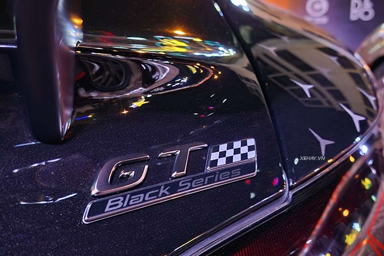 hông giống như hầu hết những chiếc Mercedes-AMG GT Black Series P One Edition khác có màu sơn bạc chuyển dần sang màu đen ở phía sau, chiếc xe này được hoàn thiện hoàn toàn bằng màu sơn đen bóng cùng điểm nhấn là hàng trăm họa tiết ngôi sao ba cánh màu bạc đặc trưng của Mercedes được vẽ bằng tay khắp phía bên sau ngoài.