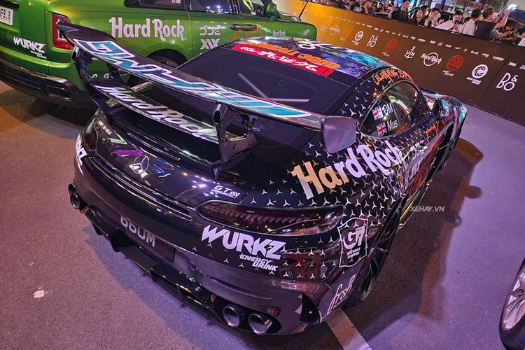 "Trái tim" của Mercedes-AMG GT Black Series P One Edition là khối động cơ V8 Biturbo, sản sinh công suất 720 mã lực và 800 Nm mô-men xoắn, cao hơn tới 143 mã lực so với phiên bản Mercedes-AMG GT R. Đi kèm với đó là trang bị hộp số ly hợp kép 7 cấp mới, cho phép xe có thể tăng tốc từ 0 - 100 km/h chỉ trong 3,1 giây, trước khi chạm ngưỡng tối đa 325 km/h.